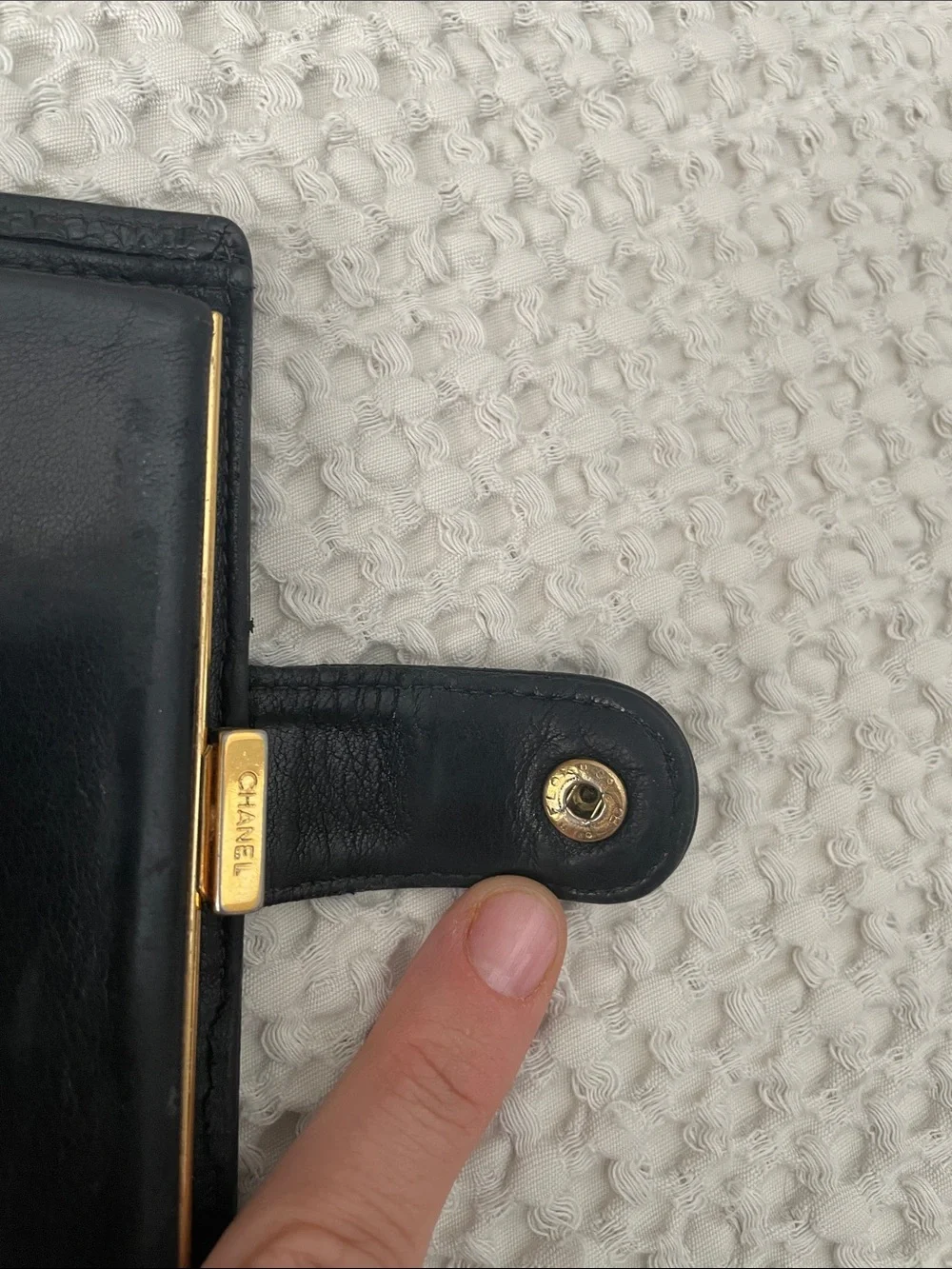 CHANEL Black Caviar Leather Bifold Wallet with CC Logo - Picture 4 of 12